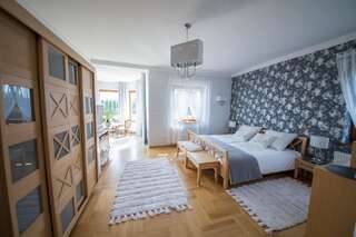 Отели типа «постель и завтрак» Villa Estancia Darżlubie Люкс с кроватью размера "king-size" и джакузи-11