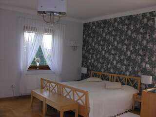 Отели типа «постель и завтрак» Villa Estancia Darżlubie Люкс с кроватью размера "king-size" и джакузи-12